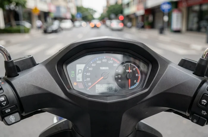 Tableau de bord numérique et compteur de vitesse du Yamaha Xmax 125 en gros plan
